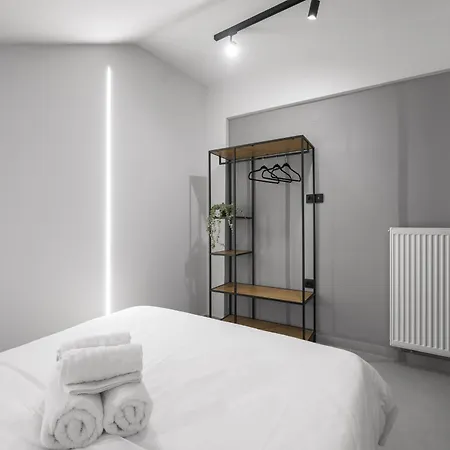 Room8 דירה