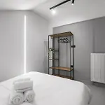 Room8 דירה