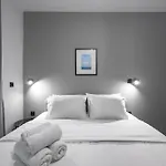 Room8 דירה