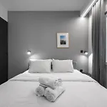 Room8 דירה *