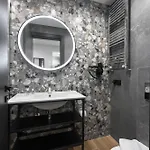 Room8 דירה *