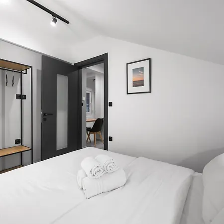 Room8 * Tesalónica